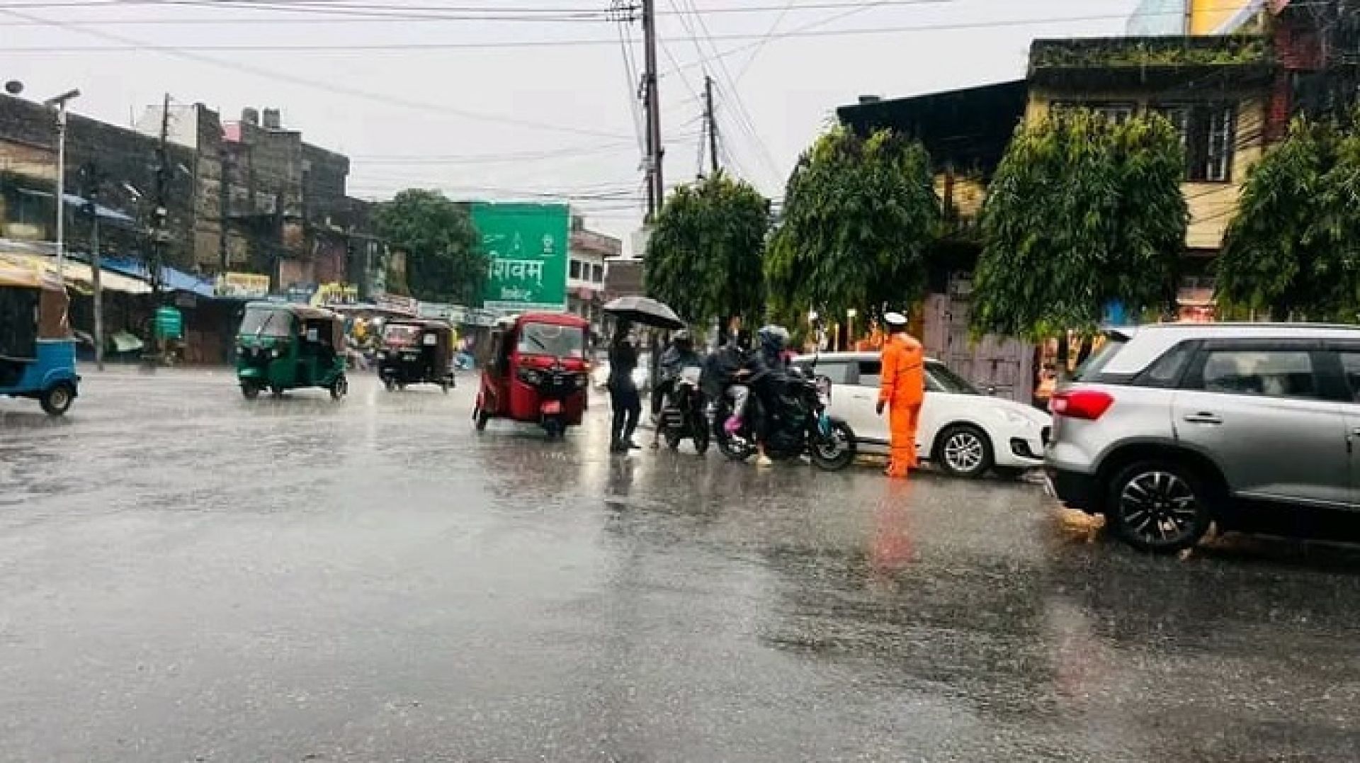 लगातार वर्षाले हेटौँडा अस्तव्यस्त, मुख्य बजार क्षेत्रमा पानी जम्यो